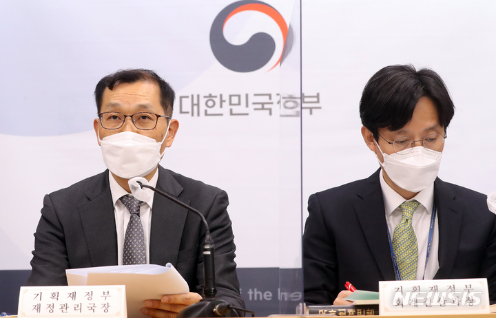 [세종=뉴시스] 강종민 기자 = 강완구 기획재정부 재정관리국장이 지난 4일 정부세종청사에서 2021회계연도 결산의 주요 특징을 설명하고 있다. 지난해 총세입 규모는 524조2000억원으로 정부 예상보다 17조5000억원이 더 들어왔고 이는 전년 대비 58조7000억원 늘어난 규모다. 총세출은 전년 결산 대비 43조 1000억원 증가한 496조 9000억원으로 나타났다. 2022.04.05. ppkjm@newsis.com