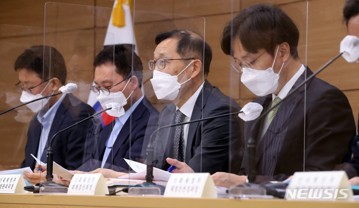 [세종=뉴시스] 강종민 기자 = 강완구 기획재정부 재정관리국장이 지난 4일 정부세종청사에서 2021회계연도 결산의 주요 특징을 설명하고 있다. 지난해 총세입 규모는 524조2000억원으로 정부 예상보다 17조5000억원이 더 들어왔고 이는 전년 대비 58조7000억원 늘어난 규모다. 총세출은 전년 결산 대비 43조 1000억원 증가한 496조 9000억원으로 나타났다. 사진은 노중현 국유재산정책과장, 강대현 국고과장, 강완구 국장, 박성주 회계결산과장. (왼쪽부터). 2022.04.05. ppkjm@newsis.com