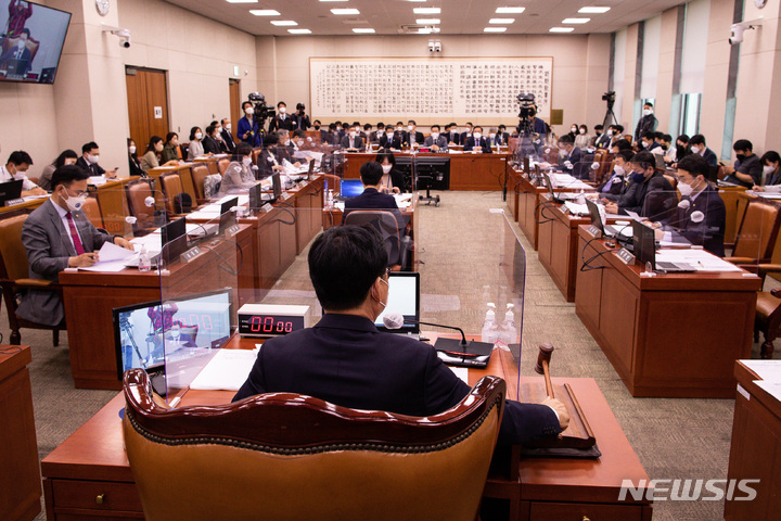 [서울=뉴시스] 고범준 기자 = 박광온 국회 법제사법위원회 위원장이 4일 서울 여의도 국회에서 열린 제394회 국회(임시회) 법사위 전체회의에서 의사봉을 두드리고 있다. 여야는 4일 군내 성폭력으로 인해 극단적 선택을 한 고(故) 이예람 중사 사망 사건 특검법을 논의했지만 특검 추천 방식과 관련한 이견으로 추후 재논의하기로 했다. (공동취재사진) 2022.04.04. photo@newsis.com