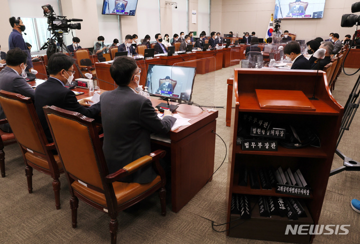 [서울=뉴시스] 고범준 기자 = 박광온 국회 법제사법위원회 위원장이 지난 4월4일 서울 여의도 국회에서 열린 제394회 국회(임시회) 법사위 전체회의를 주재하고 있다. 이날 법사위는 법안심사제1소위를 열고 공군 20전투기 비행단 군내 성폭력으로 인한 사망 사건 조사를 위한 특검 법안을 논의하였으나 최종 합의에 이르지 못했다. (공동취재사진) 2022.04.04. photo@newsis.com