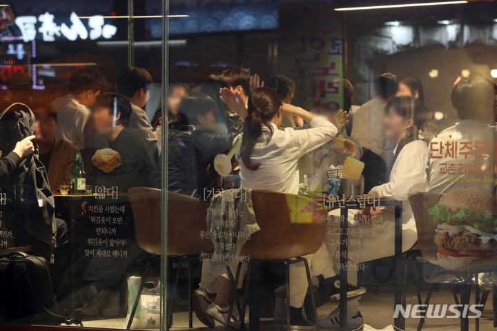 [서울=뉴시스] 조성우 기자 = 사회적 거리두기 완화로 사적 모임 10인, 영업시간 밤 12시까지가 적용된 4일 오후 서울 종로구 젊음의 거리의 한 식당이 시민들로 붐비고 있다. 2022.04.04. xconfind@newsis.com