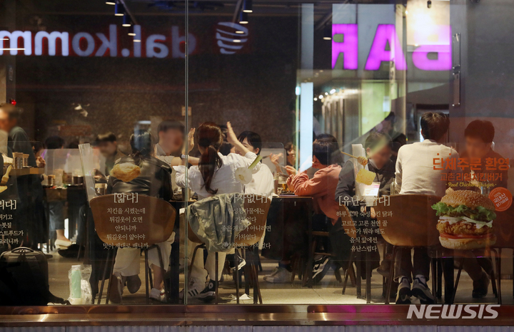 대통령실 "김영란법 '식사비 3만원' 규정 완화 논의"