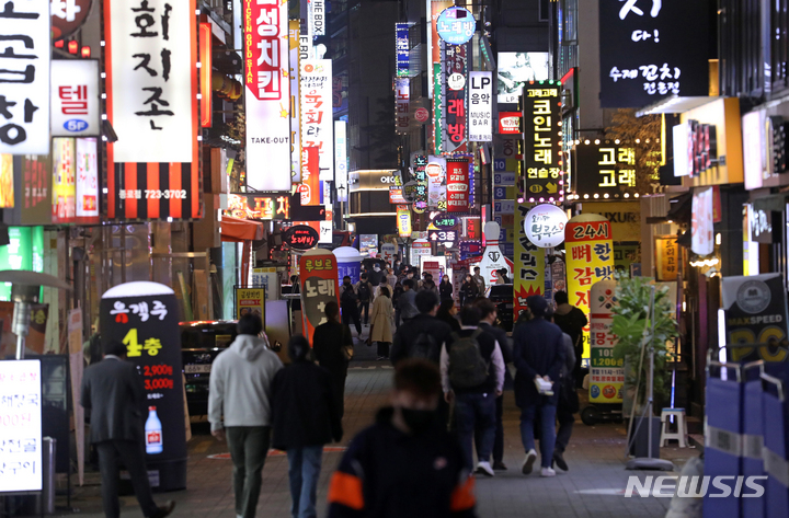 [서울=뉴시스] 조성우 기자 = 지난 4일 오후 서울 종로구 젊음의 거리가 시민들로 붐비고 있다. 2022.04.04. xconfind@newsis.com