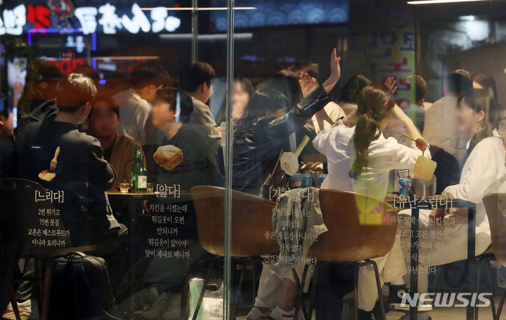 [서울=뉴시스] 조성우 기자 = 지난 4일 오후 서울 종로구 젊음의 거리의 한 식당이 시민들로 붐비고 있다. 2022.04.04. xconfind@newsis.com