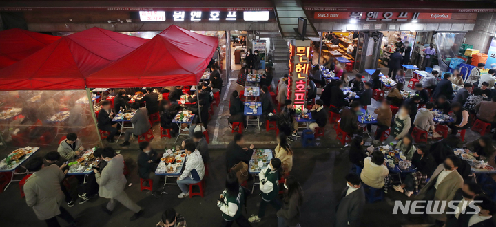 [서울=뉴시스] 조성우 기자 = 사회적 거리두기 완화로 사적 모임 10인, 영업시간 밤 12시까지가 적용된 지난 4일 오후 서울 중구 을지로 노가리 골목 주점이 시민들로 붐비고 있다. 2022.04.04. xconfind@newsis.com