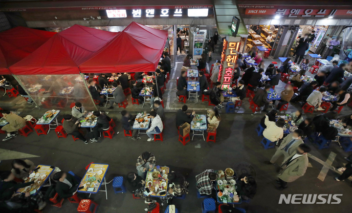 [서울=뉴시스] 조성우 기자 = 사회적 거리두기 완화로 사적 모임 10인, 영업시간 밤 12시까지가 적용된 4일 오후 서울 중구 을지로 노가리 골목 주점이 시민들로 붐비고 있다. 2022.04.04. xconfind@newsis.com