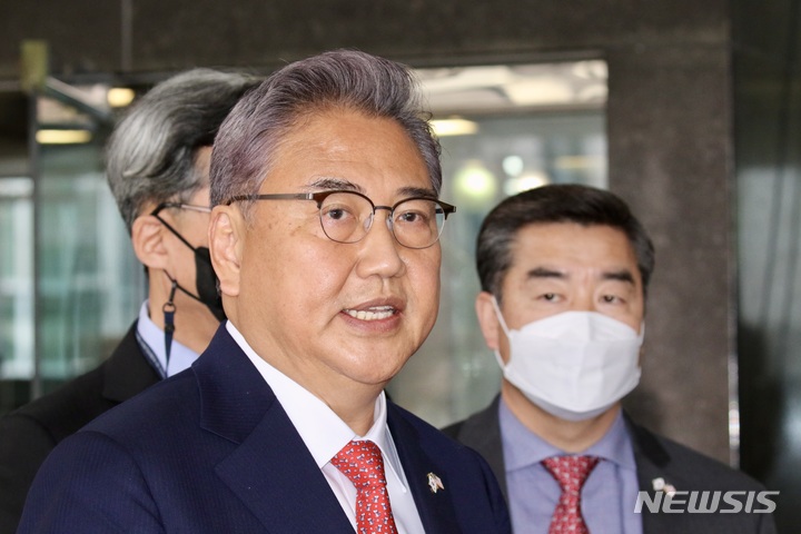 [워싱턴=뉴시스]윤석열 정부 정책 조율을 위해 방미한 박진 한·미 정책협의대표단장이 4일(현지시간) 워싱턴 국무부 청사 앞에서 특파원들과 만나 웬디 셔먼 부장관 면담 결과를 전하고 있다. (사진=워싱턴 공동취재단) 2022.04.04.