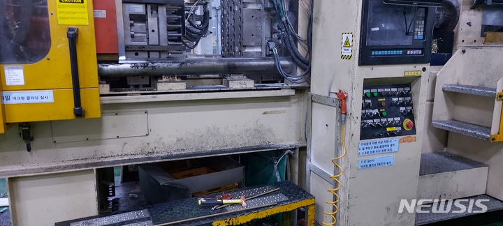 [청주=뉴시스] 지난달 5일 오전 1시36분 충북 진천군 문백면 플라스틱 제조공장에서 40대 근로자 A씨가 플라스틱 병 사출기에 끼여 숨지는 사고가 발생했다. (사진=진천소방서 제공) 2022.04.05. photo@newsis.com