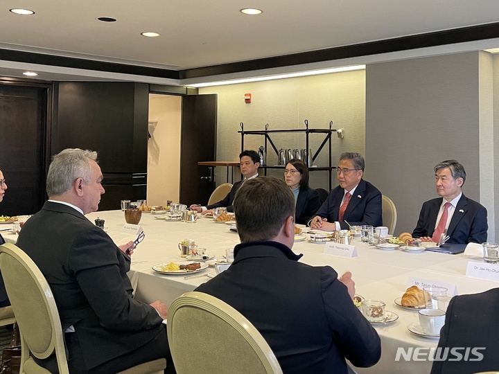 [워싱턴=뉴시스]윤석열 대통령 당선인 측 한·미 정책협의대표단(단장 박진)이 4일(현지시간) 워싱턴DC에서 커트 캠벨 백악관 국가안보회의(NSC) 인도·태평양 담당 조정관을 만난 모습. (사진=대표단 제공) 2022.04.04.