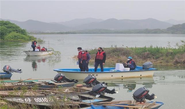 [평창=뉴시스] 내수면 불법어업단속 현장. (사진=뉴시스 DB). photo@newsis.com *재판매 및 DB 금지