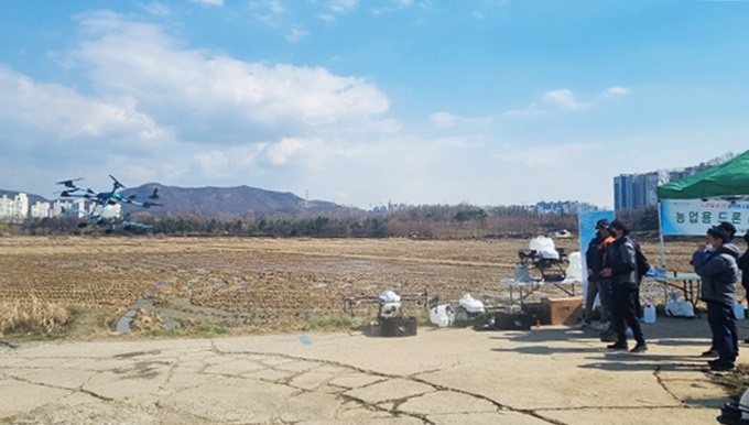 [인천=뉴시스] 김동영 기자 = 농업기술센터의 드론 활용 벼 생력화 시범사업을 관계자들이 시연하고 있다. 2022.04.05. (사진=인천시 제공) *재판매 및 DB 금지