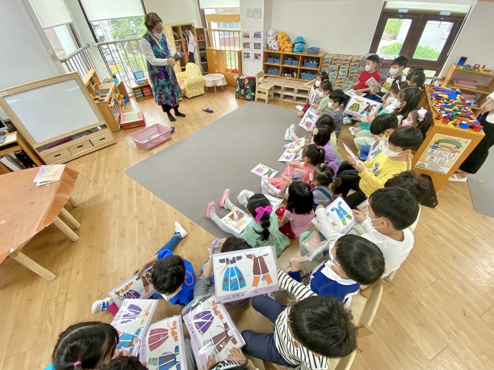 [서울=뉴시스]문화가 있는 날을 맞이해 어린이들이 '알록달록 한복체험' 활동에 참여하고 있다. 사진 성신여대 *재판매 및 DB 금지