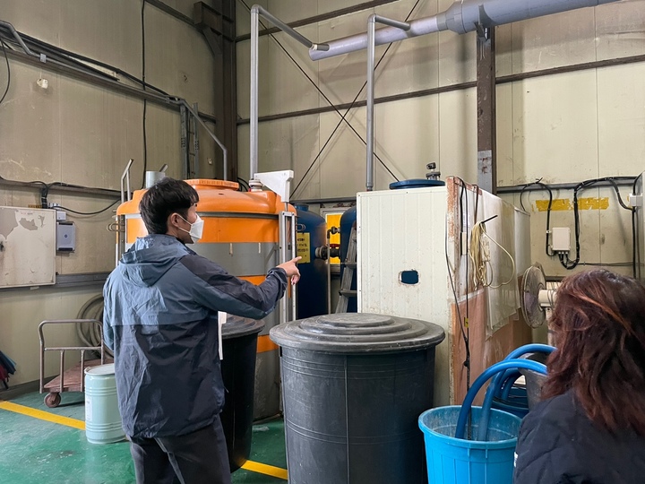 [인천=뉴시스] 김동영 기자 = 남동구 관계자 등이 폐수 배출업소를 대상으로 민관 합동점검을 벌이고 있다. 2022.04.05. (사진=남동구 제공) *재판매 및 DB 금지