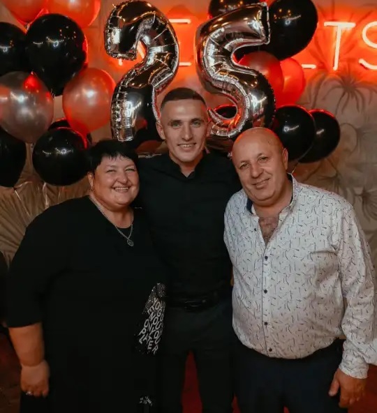 [서울=뉴시스] 우크라이나 수도 인근 부차의 모토이즈힌 마을 이장인 올하 수첸코(51·왼쪽)과 남편 이고르(오른쪽), 아들 올렉산더(가운데)의 생전 모습. 이들은 지난달 23일 우크라이나 군대와 협력하고 있다는 이유로 러시아군에 납치된 후, 지난 2일 숨진채 발견됐다. (출처 : 페이스북 갈무리) 2022.04.05. *재판매 및 DB 금지