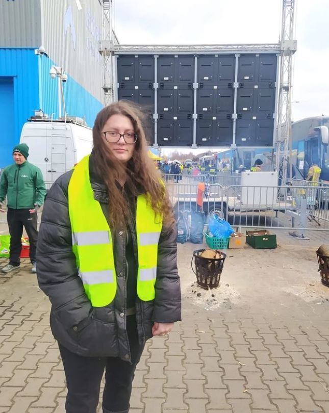 [서울=뉴시스] 영화 쉰들러 리스트에 출연한 올리비아 다브로브스카가 우크라이나 난민을 위해 봉사활동을 하고 있다. (사진=올리비아 다브로브스카 인스타그램 갈무리) 2022.04.05. *재판매 및 DB 금지