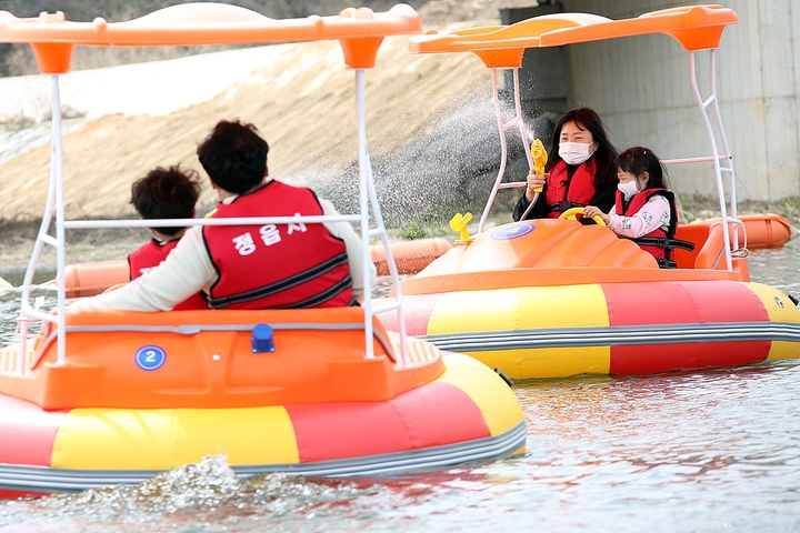정읍시가 내장산 인근 정읍천에 조성한 수상레저체험존의 범퍼보트. *재판매 및 DB 금지