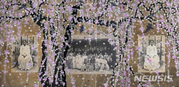 [서울=뉴시스]The days were snowy but warm, 450x227cm한국 가족의 모습: 작가는 시아버지의 사진첩에서 발견한 가족 사진의 양쪽에 각각 ‘본처’와 ‘첩’을 배치하여, 무리의 힘을 발산하는 남성들의 모습과 고독한 여성의 모습을 대비시켰다.