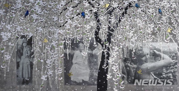 [서울=뉴시스]The days were snowy but warm, 450x227cm여성의 이미지: 작가는 단아한 단색 치마를 입은 전통적인 한국 여인의 한쪽에는 노출 심한 옷을 걸친, 당당하고 자유분방한 먼로를, 다른 한 쪽에는 한국 페미니즘의 선구자이자 작가 및 예술가인 나혜석을 나란히 배치했다.