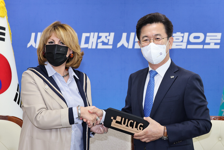 [대전=뉴시스] 조명휘 기자 = 2022 대전 세계지방정부연합(UCLG) 총회 실사차 대전을 방문중인 에밀리아 사이즈 UCLG 세계사무국 사무총장이 5일 허태정 대전시장을 접견하고 있다. (사진= 대전시 제공) 2022.04.05. photo@newsis.com *재판매 및 DB 금지