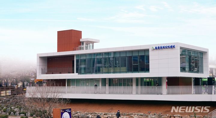 [서울=뉴시스]서울 은평구가 1인 방송시대에 발맞춰 다양한 플랫폼 기반의 미디어 활동을 지원하는 '불광천미디어센터'를 개관했다고 5일 밝혔다. (사진=은평구 제공). 2022.04.05. photo@newsis.com