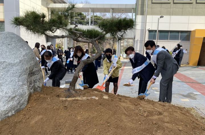 [진천=뉴시스] 진천교육지원청, 77회 식목일 기념 식목행사. (사진=진천교육지원청 제공) photo@newsis.com *재판매 및 DB 금지