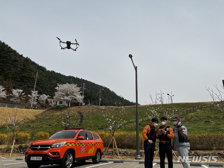 [대구=뉴시스] 김정화 기자 = 대구 수성소방서는 청명·한식을 맞아 오는 7일까지 산불 예방을 위한 특별 경계 근무를 실시한다. (사진 = 대구 수성소방서 제공) 2022.04.05. photo@newsis.com