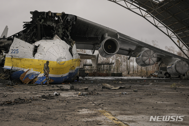 [호스토멜=AP/뉴시스] 지난 2일(현지시간) 우크라이나 호스토멜의 안토노프 공항에서 우크라이나 군인이 러시아군과의 전투 중 파괴된 안토노프 An-225 므리야 항공기 앞을 지나가고 있다. 안토노프 공항 입구는 우크라이나군이 완전히 통제하는 것으로 알려졌다. 2022.04.05.