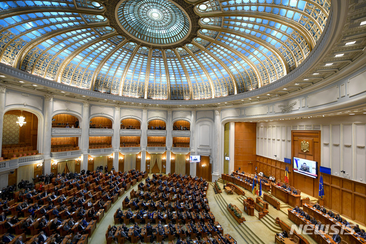 [부쿠레슈티=AP/뉴시스] 볼로디미르 젤렌스키 우크라이나 대통령이 4일(현지시간) 루마니아 부쿠레슈티의 의회에서 비디오 링크를 통해 연설하고 있다. 젤렌스키 대통령은 러시아군이 부차에서 우크라이나 민간인을 상대로 저지른 범죄를 '제노사이드'(집단 학살)라고 규정하고 러시아에 대한 제재 강화를 촉구했다. 2022.04.05.