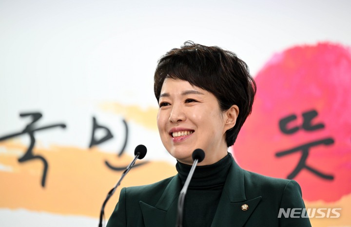 [서울=뉴시스] 인수위사진기자단 = 대변인직에서 물러나는 김은혜 당선인 대변인이 5일 서울 종로구 통의동 제20대 대통령직인수위원회 기자회견장에서 마지막 일일 브리핑을 하고 있다. 2022.04.05. photo@newsis.com