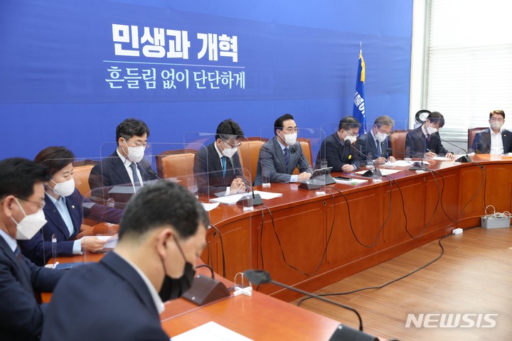 [서울=뉴시스] 고범준 기자 = 박홍근 더불어민주당 원내대표가 5일 오전 서울 여의도 국회에서 열린 원내대책회의에서 모두발언을 하고 있다. (공동취재사진) 2022.04.05. photo@newsis.com