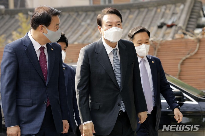 [서울=뉴시스] 인수위사진기자단 = 윤석열 대통령 당선인이 지난 5일 서울 종로구통의동 금융감독원 연수원에 마련된 대통령직인수위원회에출근하고 있다. 2022.04.05. photo@newsis.com