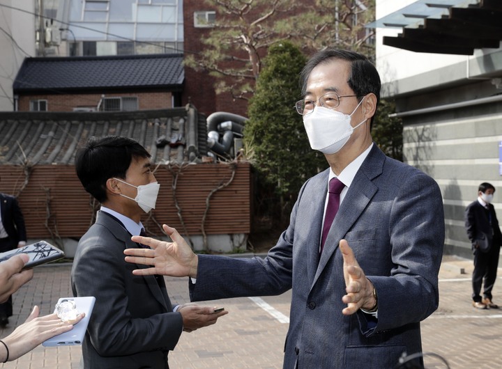 [서울=뉴시스] 인수위사진기자단 = 한덕수 국무총리 후보자가 5일 오전 서울 종로구 통의동 금융감독원 연수원에 마련된 대통령직인수위원회를 나서면서 취재진의 질문에 답변하고 있다. 2022.04.05. photo@newsis.com