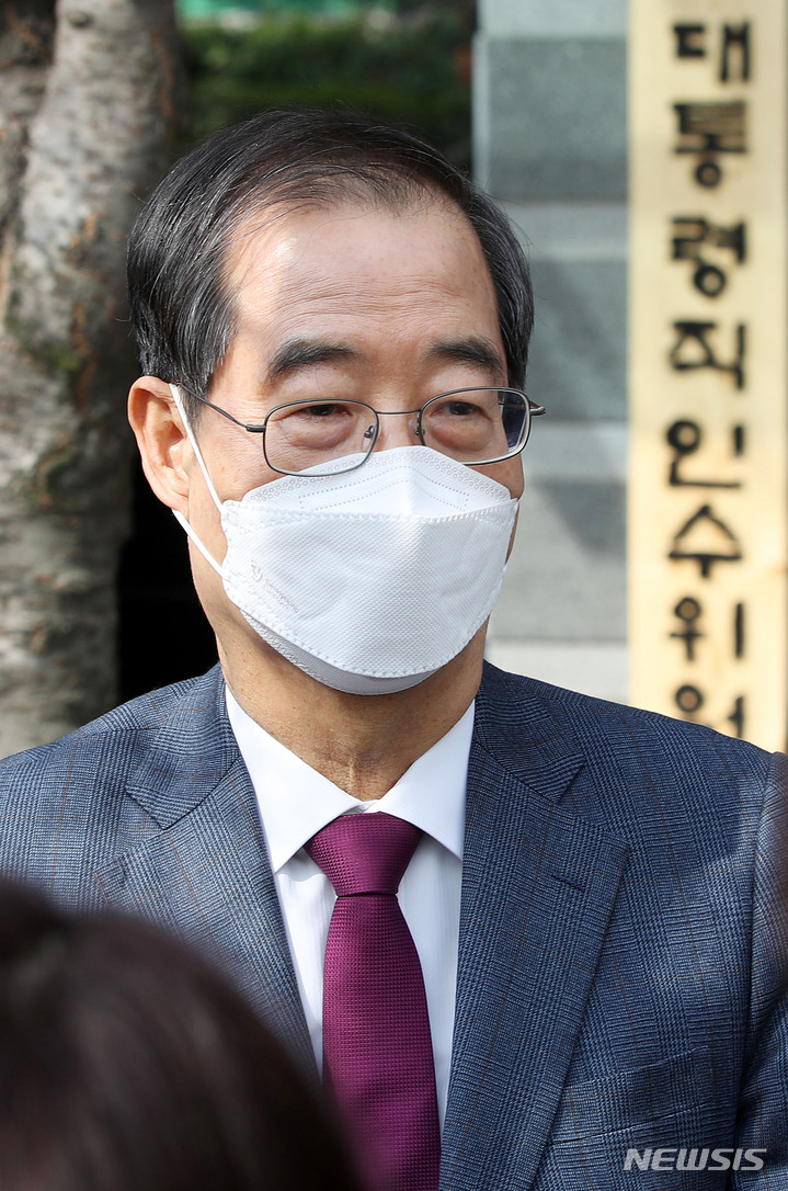 [서울=뉴시스] 홍효식 기자 = 한덕수 국무총리 후보자가 5일 오전 서울 종로구 통의동 제20대 대통령직인수위원회에서 나온 뒤 취재진 질문에 답하고 있다. 2022.04.05. yesphoto@newsis.com