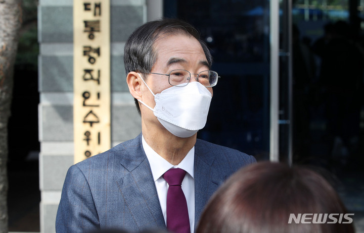 [서울=뉴시스] 홍효식 기자 = 한덕수 국무총리 후보자가 5일 오전 서울 종로구 통의동 제20대 대통령직인수위원회에서 나온 뒤 취재진 질문에 답하고 있다. 2022.04.05. yesphoto@newsis.com