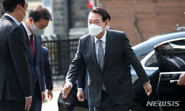 [서울=뉴시스] 홍효식 기자 = 윤석열 대통령 당선인이 5일 오전 서울 종로구 통의동 제20대 대통령직인수위원회 집무실로 출근하고 있다. 2022.04.05. yesphoto@newsis.com