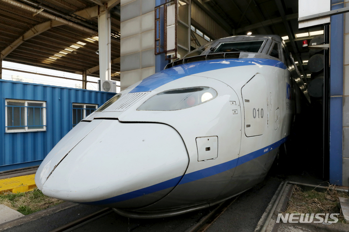 [고양=뉴시스] 김병문 기자 = 지난 4월5일 경기 고양시 수도권철도차량정비단에서 KTX 열차가 봄을 맞아 자동세척고를 통과하고 있다. 2022.07.27. dadazon@newsis.com