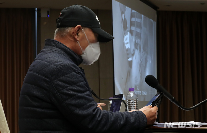 [서울=뉴시스] 이영환 기자 = 5일 오전 서울 중구 프레스센터에서 열린 인천 층간소음 흉기난동 사건 CCTV 영상 공개 기자회견에서 피해자 아버지가 발언을 하고 있다. 2022.04.05. 20hwan@newsis.com