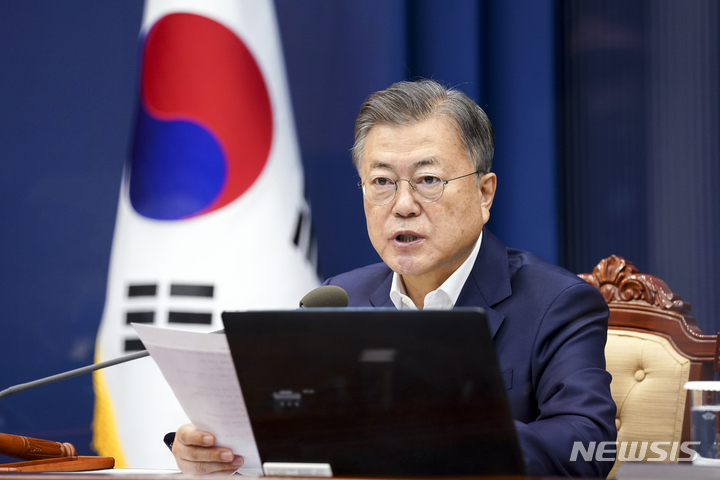 [서울=뉴시스] 문재인 대통령이 5일 청와대 여민관에서 열린 국무회의에서 발언하고 있다. (사진=청와대 제공) 2022.04.05. photo@newsis.com