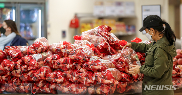 [서울=뉴시스] 정병혁 기자 = 지난달 소비자물가 상승률이 10년 3개월만에 4%를 넘어선 지난 5일 오전 서울시내 대형마트에서 시민들이 장을 보고 있다. 2022.04.05. jhope@newsis.com