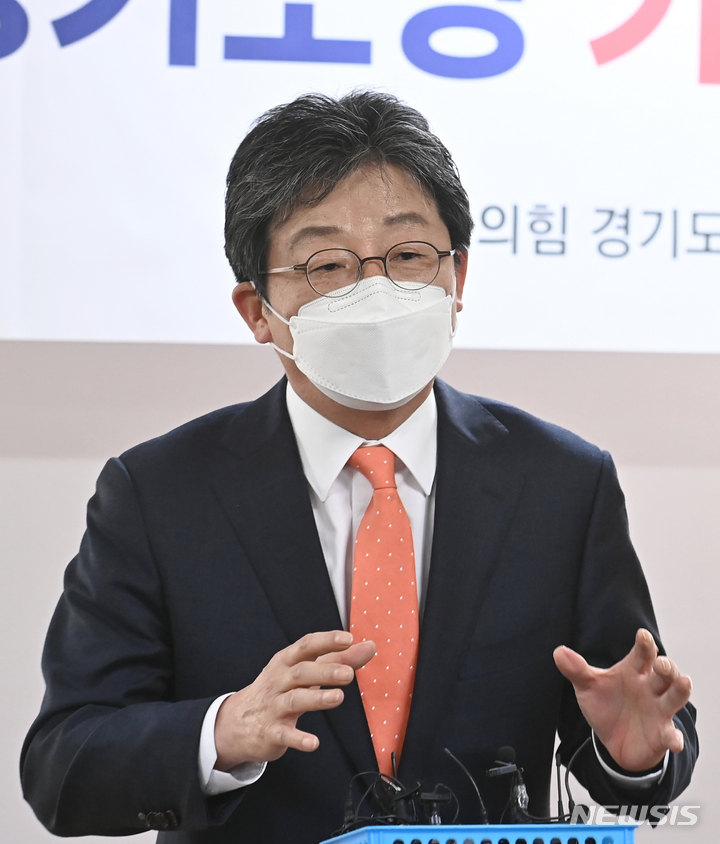 [수원=뉴시스] 김종택기자 = 6·1 지방선거 경기도지사 출마 선언을 한 유승민 전 의원이 5일 경기도 수원시 국민의힘 경기도당에서 열린 기자간담회에 참석해 발언하고 있다. 2022.04.05. jtk@newsis.com