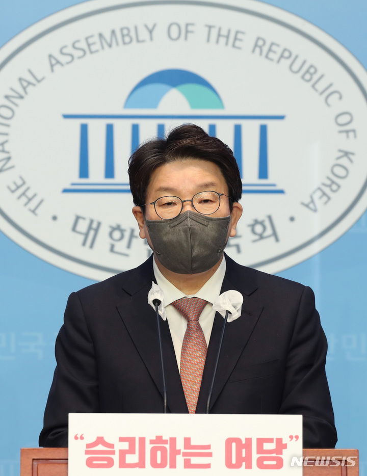 [서울=뉴시스] 고범준 기자 = 권성동 국민의힘 의원이 5일 오후 서울 여의도 국회 소통관에서 원내대표 출마 선언 기자회견을 하고 있다. (공동취재사진) 2022.04.05. photo@newsis.com