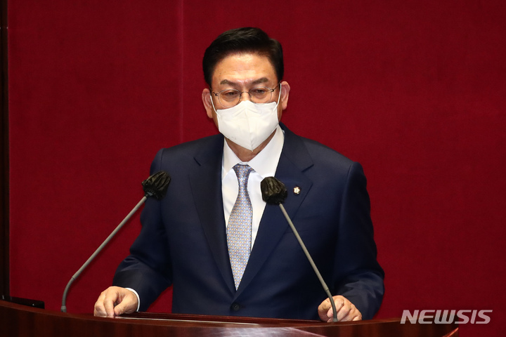 [서울=뉴시스] 김선웅 기자 = 충북 청주시 상당구 재-보궐선거에서 당선된 정우택 의원이 5일 서울 여의도 국회에서 열린 본회의에서 인사말을 하고 있다. (공동취재사진) 2022.04.05. photo@newsis.com