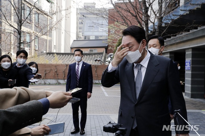 [서울=뉴시스] 인수위사진기자단 = 윤석열 대통령 당선인이 5일 서울 종로구통의동 금융감독원연수원에마련된 제20대 대통령직인수위원회에 들어오면서 취재진의 질문에 답변하고 있다. 2022.04.05. photo@newsis.com