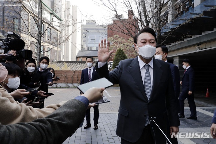 [서울=뉴시스] 인수위사진기자단 = 윤석열 대통령 당선인이 5일 서울 종로구통의동 금융감독원연수원에마련된 제20대 대통령직인수위원회에 들어오면서 취재진의 질문에 답변하고 있다. 2022.04.05. photo@newsis.com