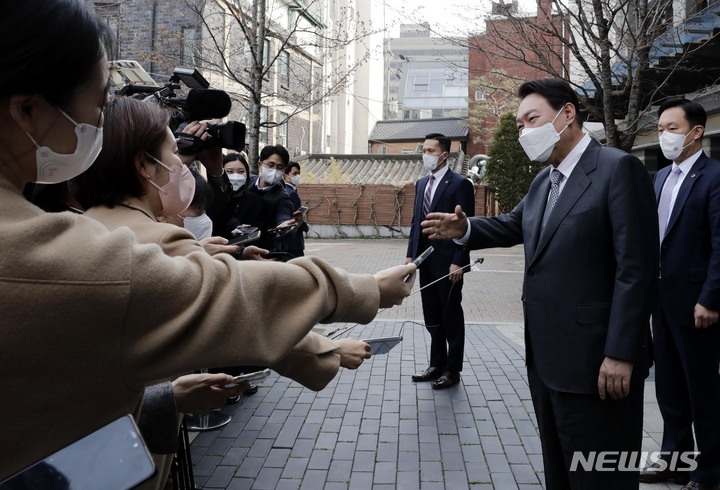 [서울=뉴시스] 인수위사진기자단 = 윤석열 대통령 당선인이 5일 서울 종로구통의동 금융감독원연수원에마련된 제20대 대통령직인수위원회에 들어오면서 취재진의 질문에 미소를 지으며 답변하고 있다. 2022.04.05. photo@newsis.com