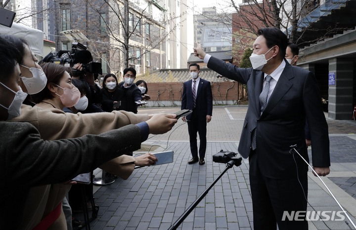 [서울=뉴시스] 인수위사진기자단 = 윤석열 대통령 당선인이 5일 서울 종로구통의동 금융감독원연수원에마련된 제20대 대통령직인수위원회에 들어오면서 취재진의 질문에 답변하고 있다. 2022.04.05. photo@newsis.com