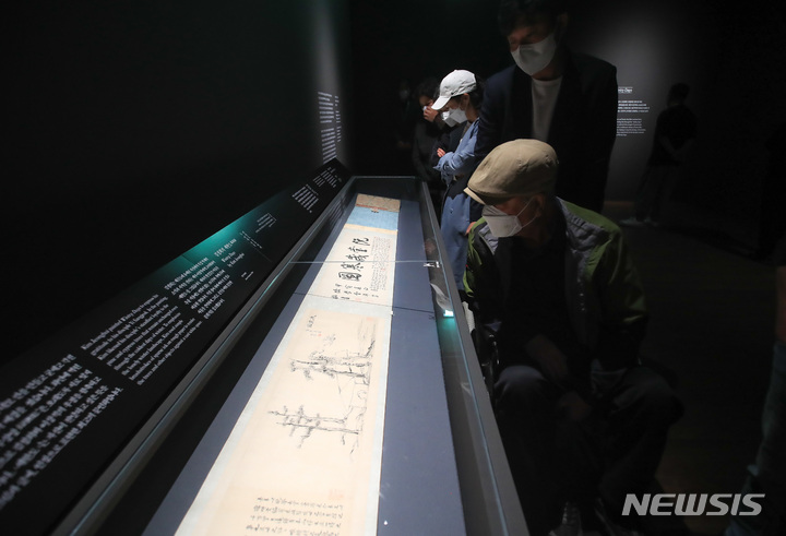 [제주=뉴시스] 우장호 기자 = 5일 오후 제주시 건입동 국립제주박물관에서 열리고 있는 '세한도, 다시 만난 추사와 제주' 전시에서 관람객들이 추사 김정희의 '세한도' 작품을 감상하고 있다. 2022.04.05. woo1223@newsis.com