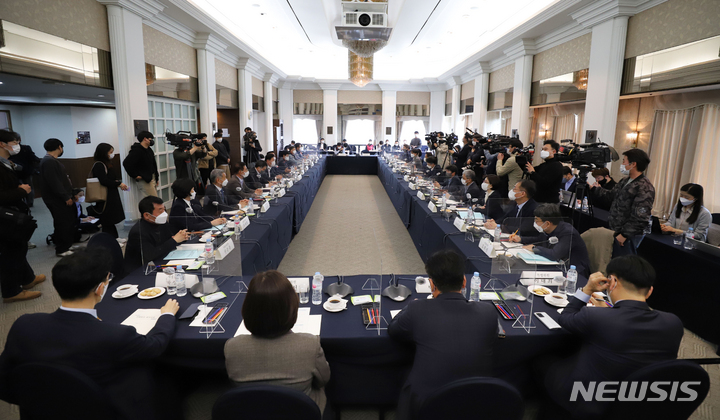 [서울=뉴시스] 김병문 기자 = 5일 서울 중구 한국프레스센터에서 2022년 최저임금위원회 1차 전원회의가 열리고 있다. (공동취재사진) 2022.04.05. photo@newsis.com