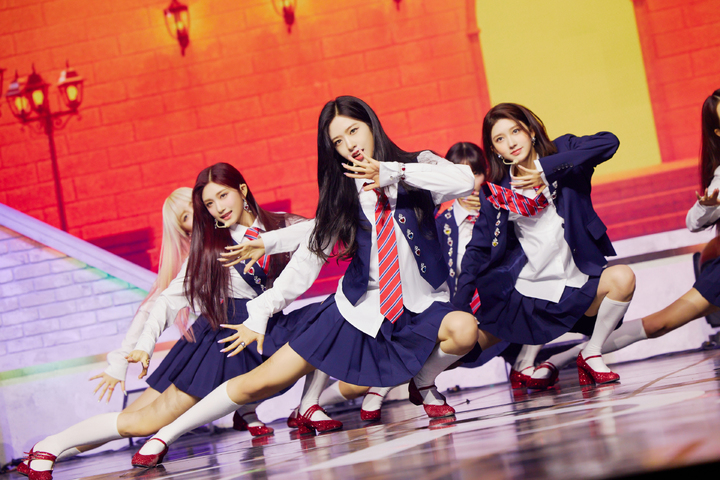 [서울=뉴시스] 박진희 기자 = 걸그룹 IVE(아이브)가 5일 서울 용산구 블루스퀘어에서 두 번째 싱글 앨범 'LOVE DIVE' 발매 기념 미디어 쇼케이스를 하고 있다. (사진=스타쉽 엔터테인먼트 제공) 2022.04.05. photo@newsis.com *재판매 및 DB 금지