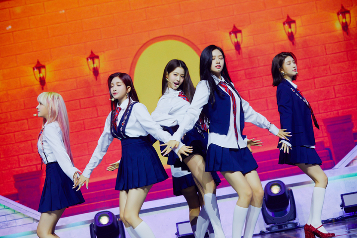 [서울=뉴시스] 박진희 기자 = 걸그룹 IVE(아이브)가 5일 서울 용산구 블루스퀘어에서 두 번째 싱글 앨범 'LOVE DIVE' 발매 기념 미디어 쇼케이스를 하고 있다. (사진=스타쉽 엔터테인먼트 제공) 2022.04.05. photo@newsis.com *재판매 및 DB 금지